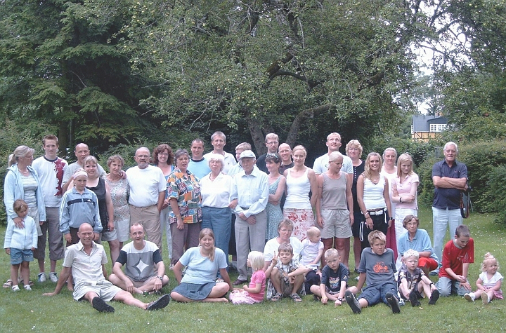 129.PNG - Amalie, Mariane, Patric, Cecilie, Preben, Helle, Bente, Rene, Anne-Grethe, Lissi, Anders, Ella, John, Lasse, Børge, Hanne, Kjeld, Erling, Dorthe, Torben, Line, Iben, Benita, Gitte, Malene, Flemming - Jan, Brian, Louise, Laura,Nicolai, Gladys, Julie, Wiliam, Nicklas, Bertram ,Birgit, Rasmus, Isabella. Frilandsmuseet 2004
