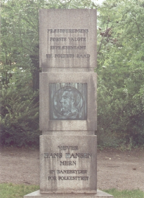 191.PNG - Mindesten rejst for Væver Hans Hansen Mern 1815-1867 i Frederiksminde-anlægget i 1949.
