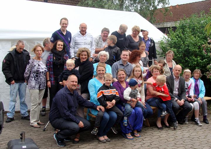 DSC05310.JPG - Patric,Preben,Ove,Klaus,Kjeld,Iben,Brian-Rasmus,Bente,Kaj,Malene,Oliver,Gitte,Ella,Glenn,Christa,Louise,Julie,Gladys-Henrik,Micha,Bertram,Heddie,Adam,Kira,Kate,Malte,Brian,Isabella,Birgit.(Julie sidder med Lærke og Elliot sover). Familieskovtur 2012 Slagnerup