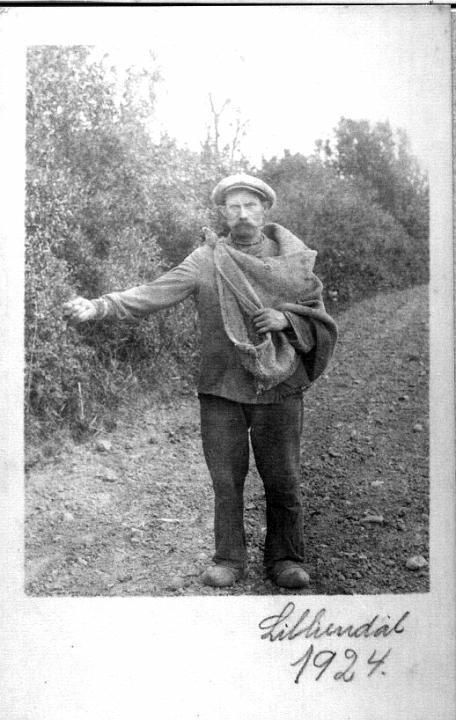 carl-3.jpg - Karl Julius (1881-1954) på sit husmandsted nær herregården Lilliendal 1924