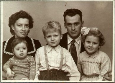 elri-mm.jpg - Elri, Hans - Leif, Henning og Kate . (Omkr. 1958)