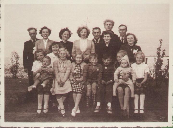 guldbryllup3.jpg - Johannes, Ella, Elri, Birgit, Halvor, Vera, Erling, Frede, Lykke - Lissi, Gunnar , Bente, Inga, Wivike, Verner, Benny , Ruth, Edel, Gladys. (Guldbryllup 24 Marts 1953)(Karla mangler?)