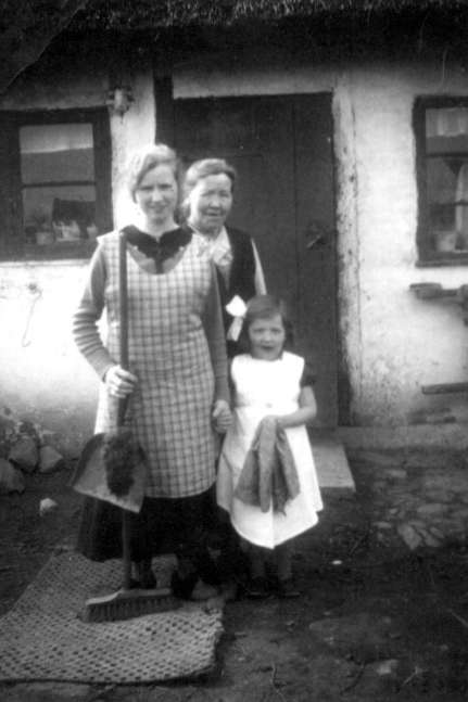 image1-18.jpg - Gladys's bestemor, Moster Lykke og Elri.  Omkr. 1939