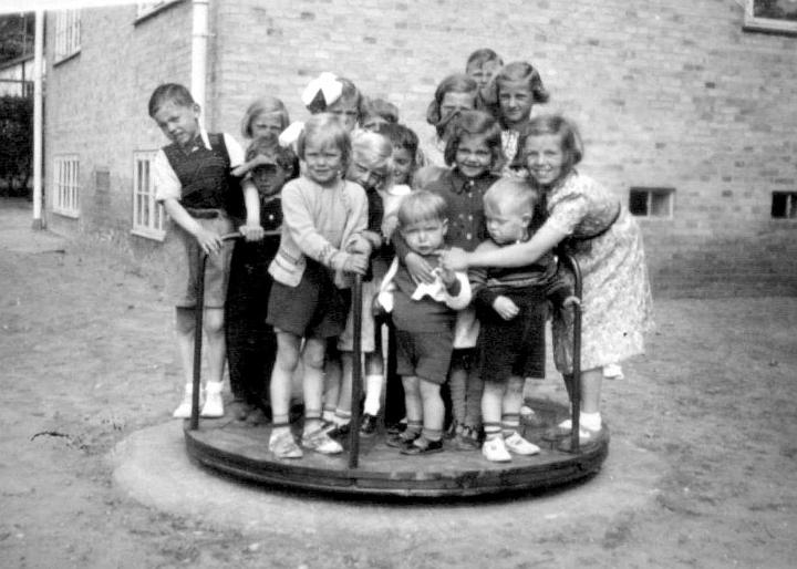 paradis.jpg - Børneflok     Sdr. Paradisvej 5 -7  Holte   Omkr. 1942