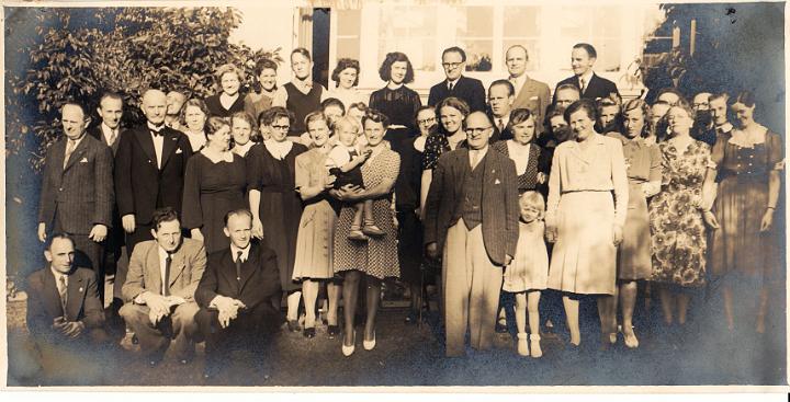 sigvald-2.jpg - Onkel Sigvalds 50 Aars Fødselsdag d. 29-8-46. Henriksvej 7. Jeg har 6 sange herfra deriblandt den uforglemmelige sang om bilen Hillman.