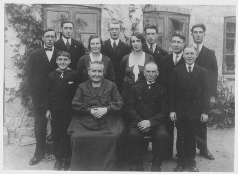 hans-ann-marie.jpg - Familien Pedersen Omkr. 1933.  Stenbryderhuset Ebbeskov Fakse  "Harry's konfirmation"Karl,Alfred,Harald,Torvald - Hans,Ingborg,Dagmar,Peter - Helmuth, Ane-Marie, Hans og Harry. 