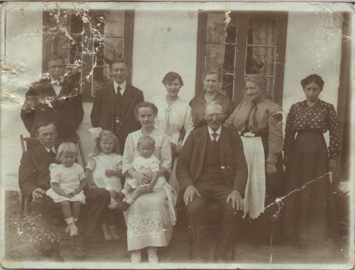 danielsen-1.jpg - Victor, Ejgil, Rosa, _ ? _, Christine,_ ? _,  - _?_, Henny, Hans, - _ ? _, _ ? _, _ ? _. Hvor ? , Hvornår ?.