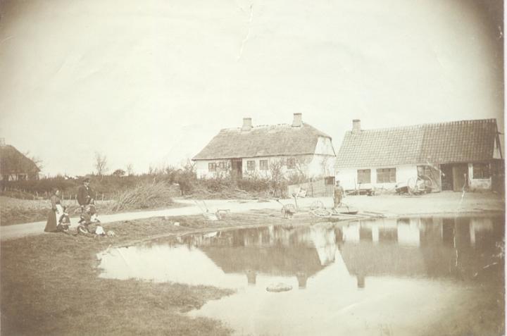 smedie4.jpg - Smedien i Norre ved Rødby     Omkr. 1902Tjenestepige, Astrid, Eigil, Hans Danielsen, Georg, Christine Danielsen, Wictor, Rosa og en smedesvend.