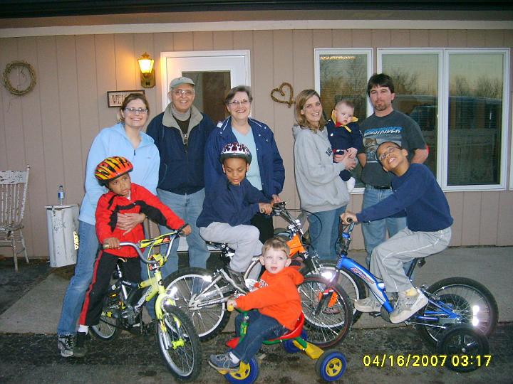usa-5.jpg - Sonja - Dean - Bev - Kirstin med det yngste barn, Logan, på armen -  hendes mand John - Elijah - Zeke (Ezekiel) - Zach (Zacharias) og Mason (Kirstins ældste barn)