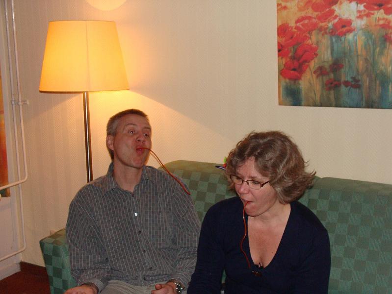 DSC00978.JPG - Konkurrence i at spise snørebånd med hænderne på ryggen !